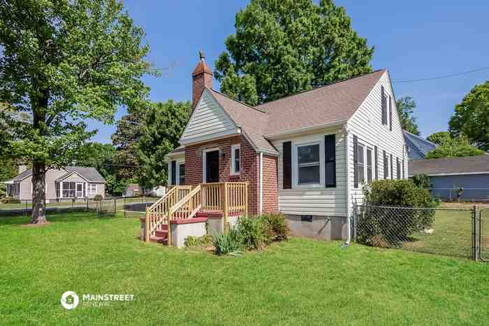 402 Stowe Dr - Photo 2 of 17