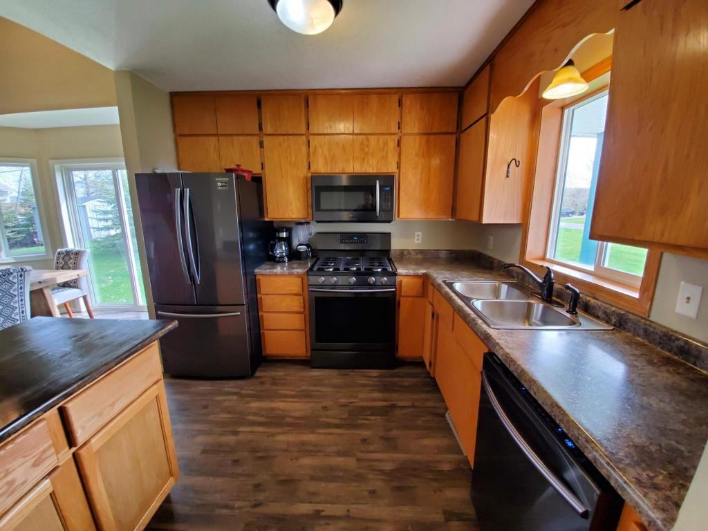 10790 Matthew Dr - Photo 2 of 20