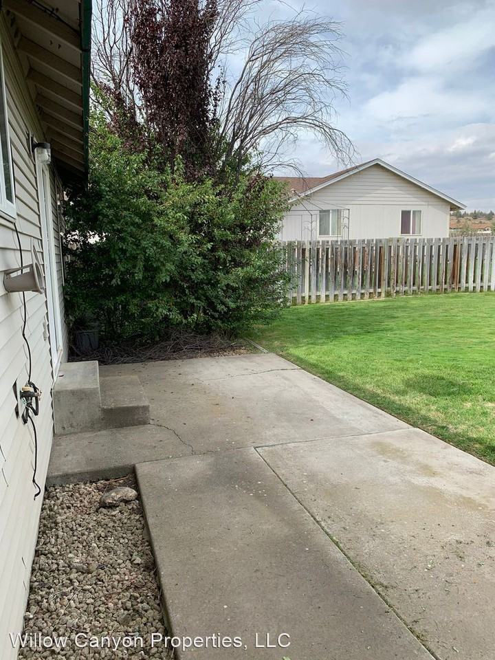 640/ 642 SW Ruby St - Photo 2 of 12