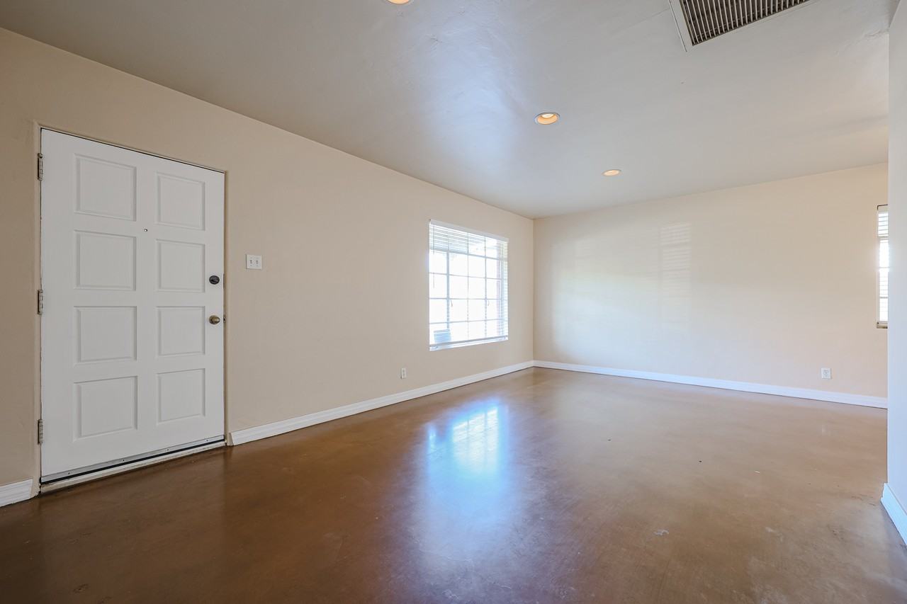 2911 E Flower St - Photo 5 of 31