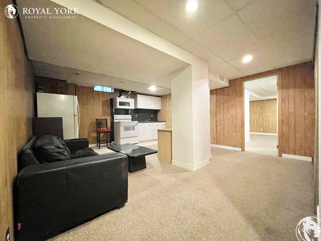 137 Galbraith Cres - Photo 3 of 25