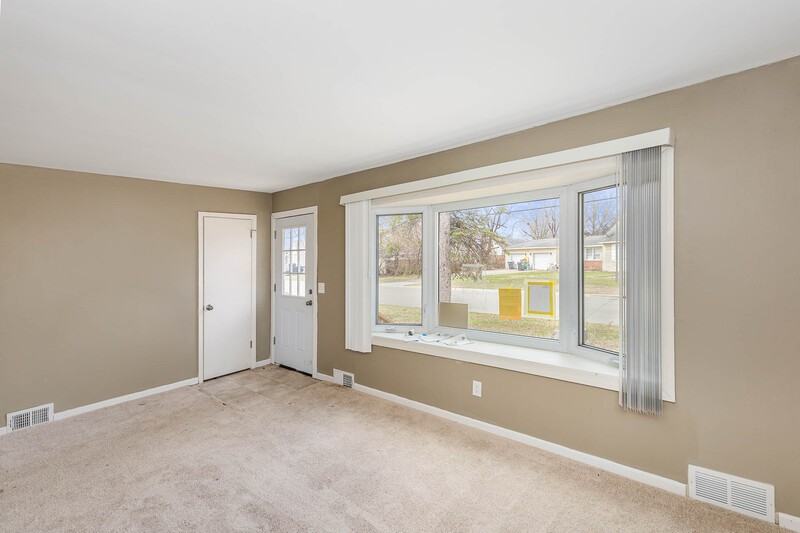 5660 Elmhurst Ave - Photo 2 of 18