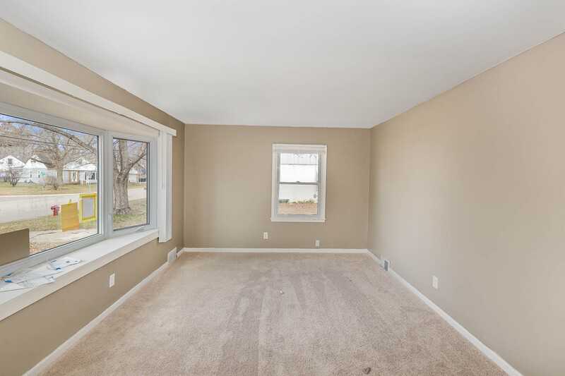 5660 Elmhurst Ave - Photo 3 of 18