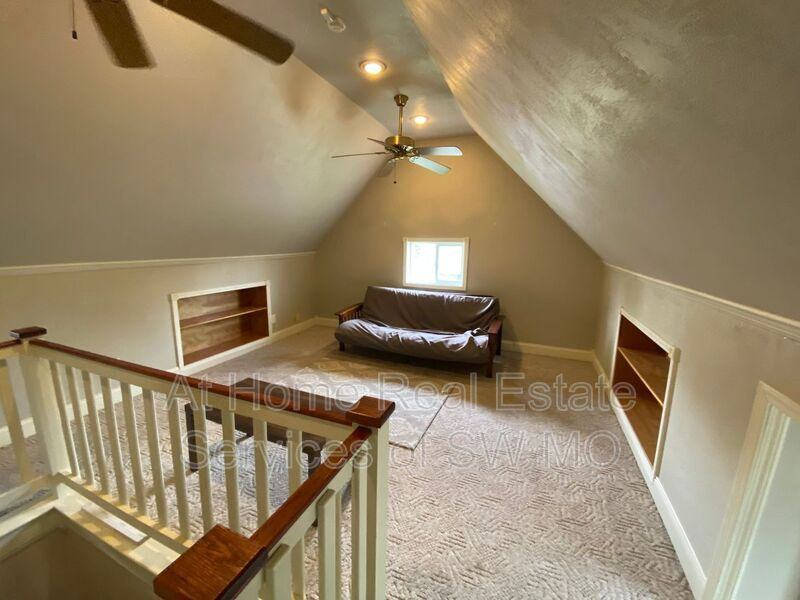 1111 E Walnut St - Photo 2 of 11