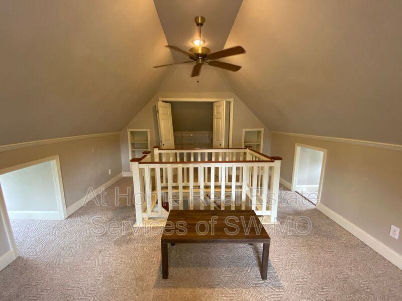 1111 E Walnut St - Photo 3 of 11