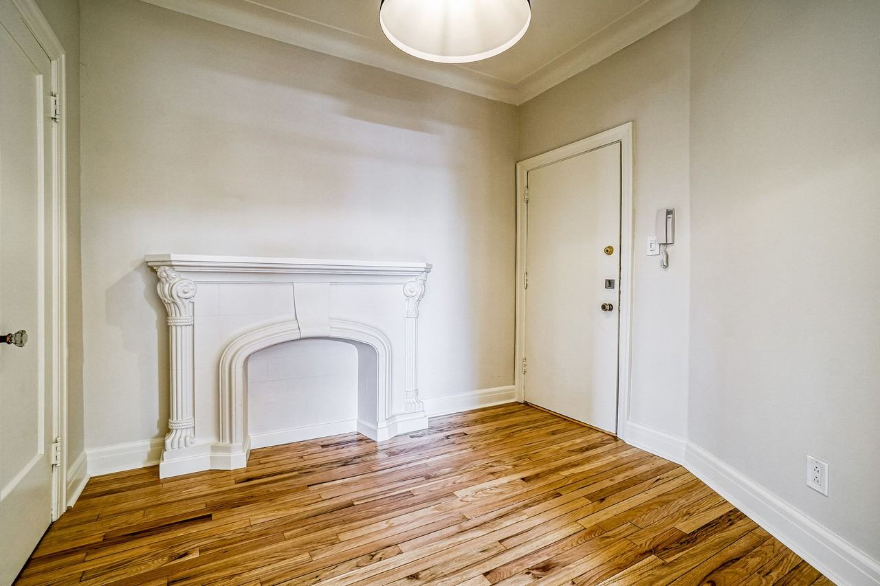 4970 Chemin de la Côte-des-Neiges #10 - Photo 3 of 15