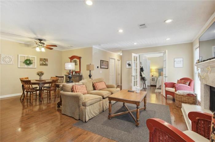 911 Hollyfax Cir - Photo 2 of 15