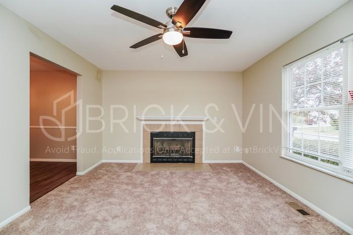 2338 Royal Creek Ct - Photo 2 of 19