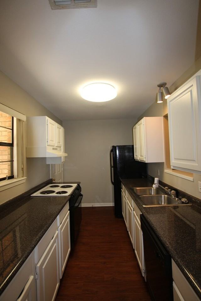 2605 Westminster Dr - Photo 3 of 18