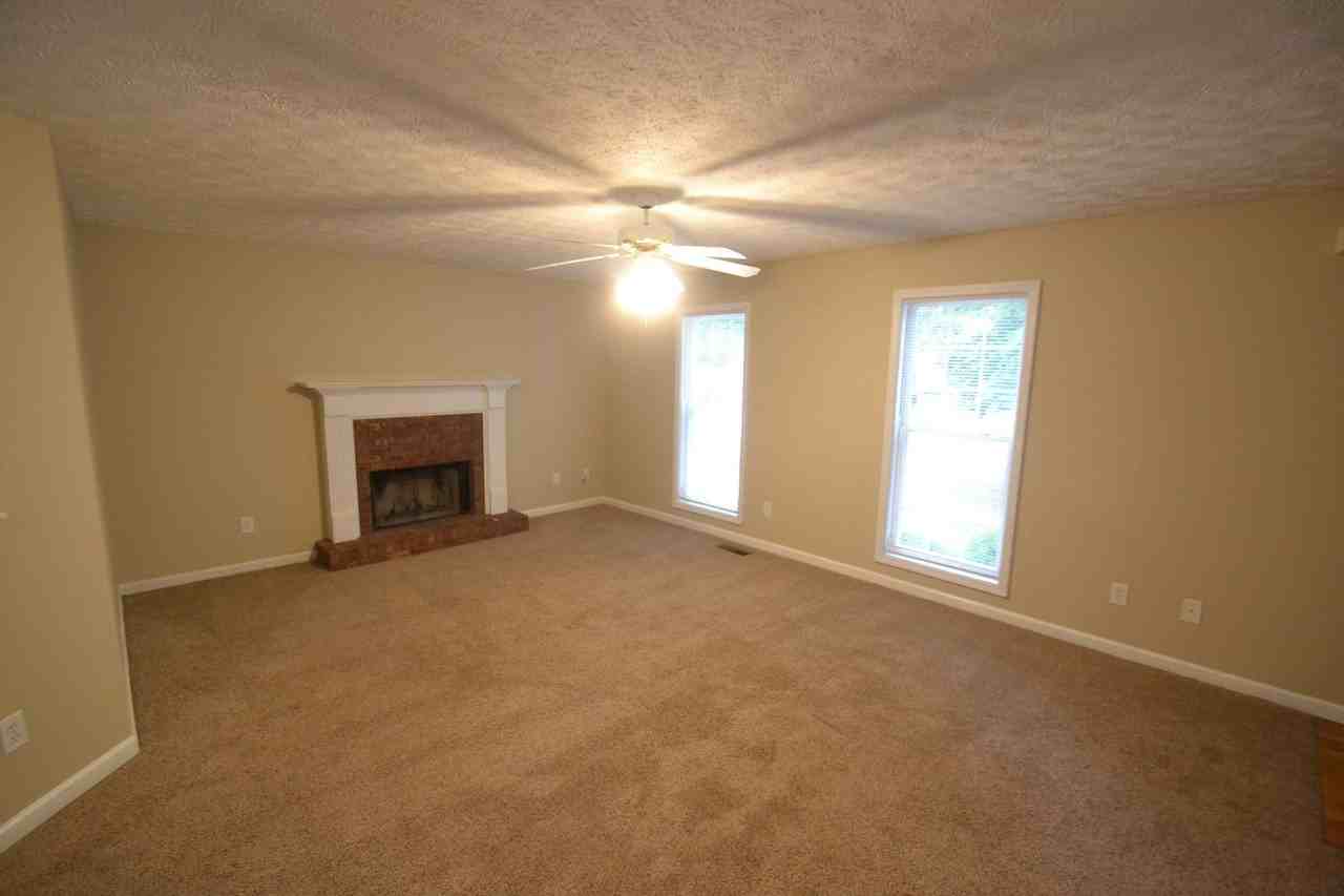 160 Rosewood Cir - Photo 2 of 14