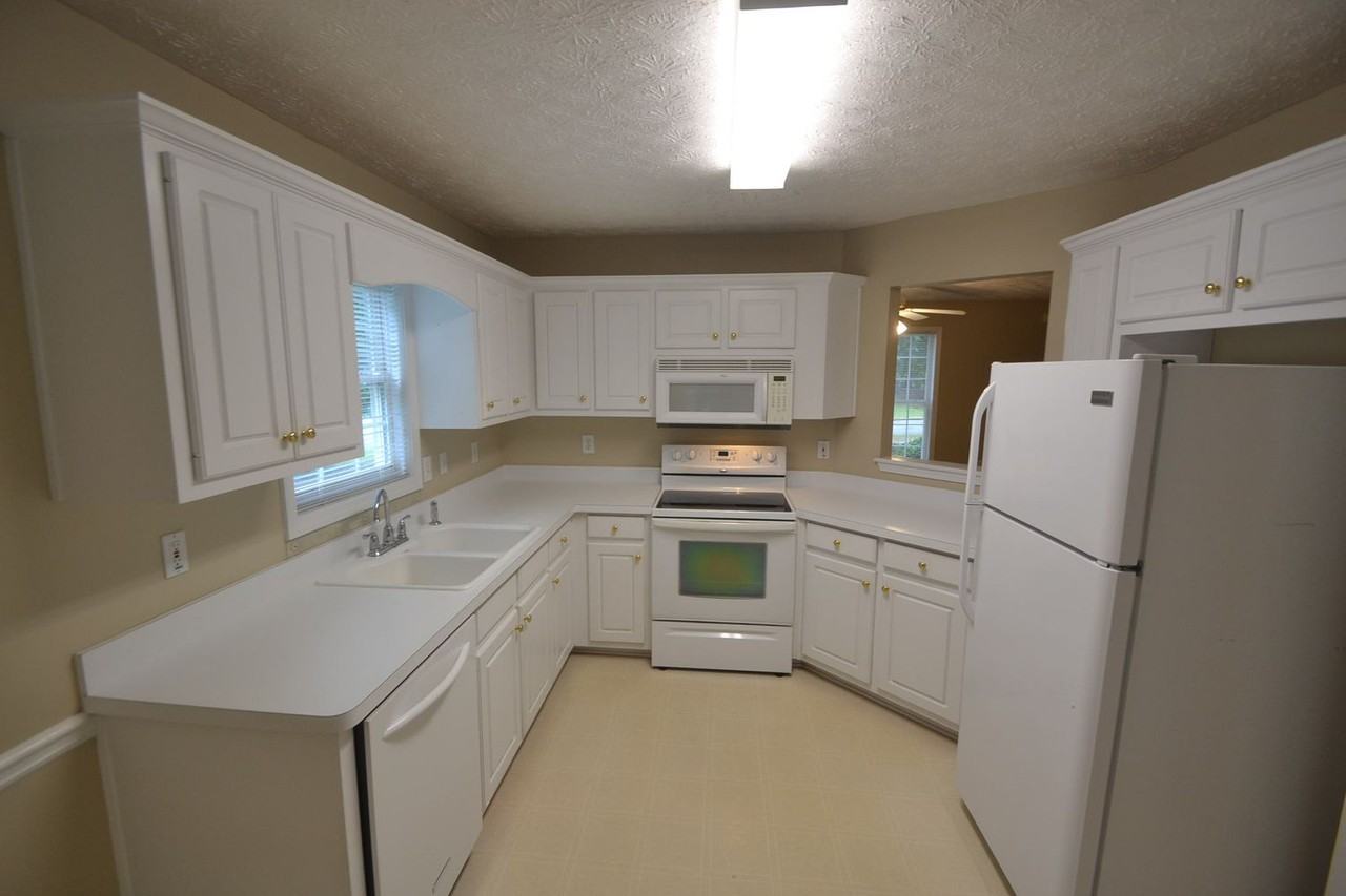 160 Rosewood Cir - Photo 3 of 14