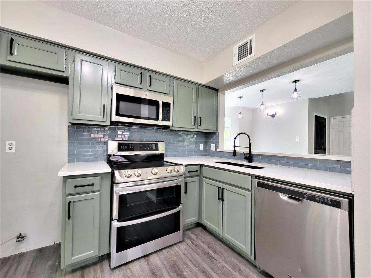 5110 Shady Gardens Dr - Photo 3 of 11