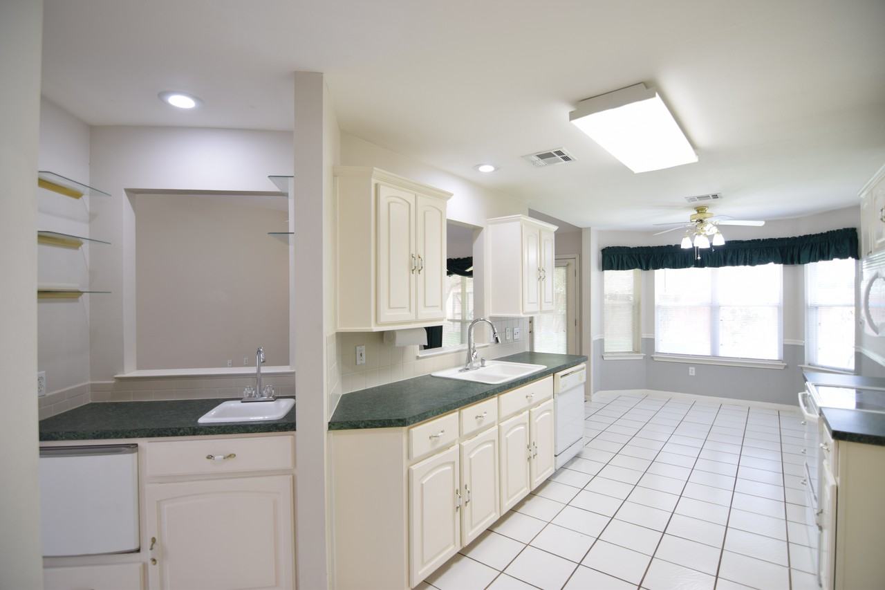 2412 Wilshire Dr - Photo 4 of 24