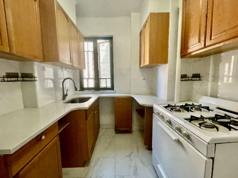 1946 E Tremont Ave #3G - Photo 3 of 6