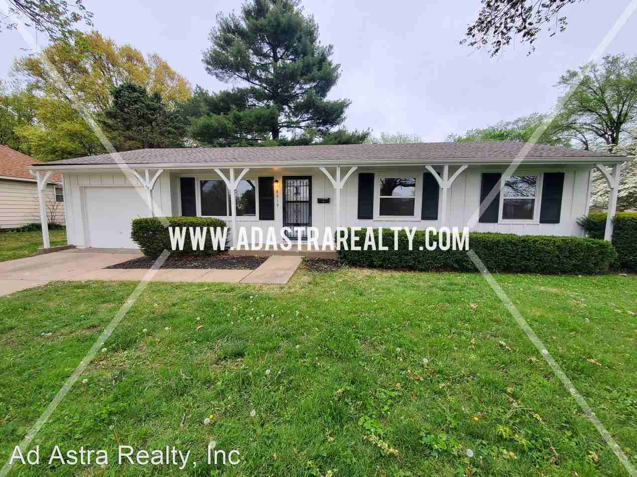 8819 Goddard St - Photo 2 of 20