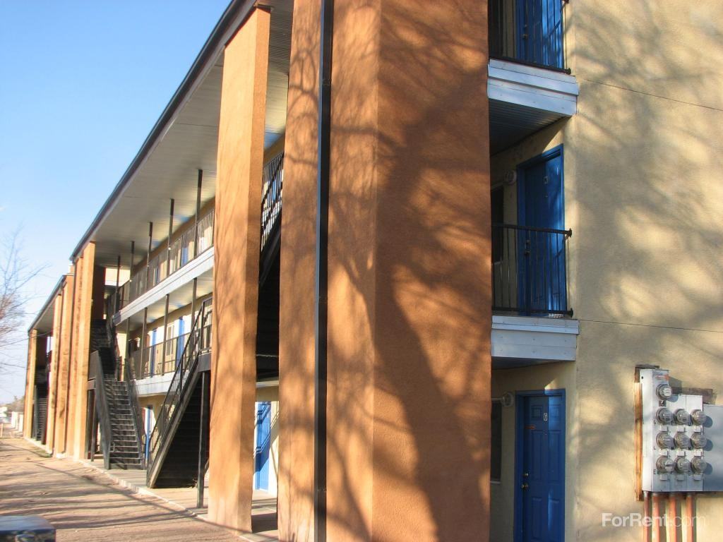 Sunport Plaza Apts - Photo 2 of 17