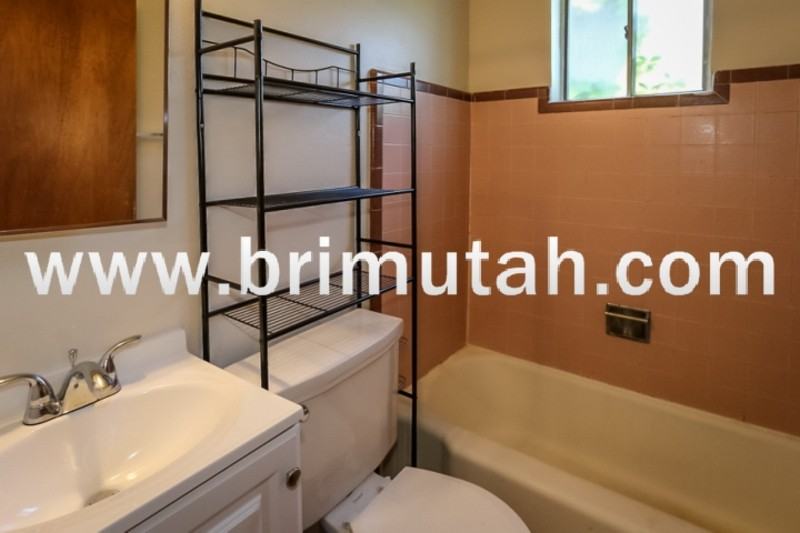 555 E St - Photo 3 of 12