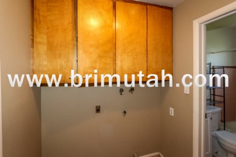 555 E St - Photo 7 of 12