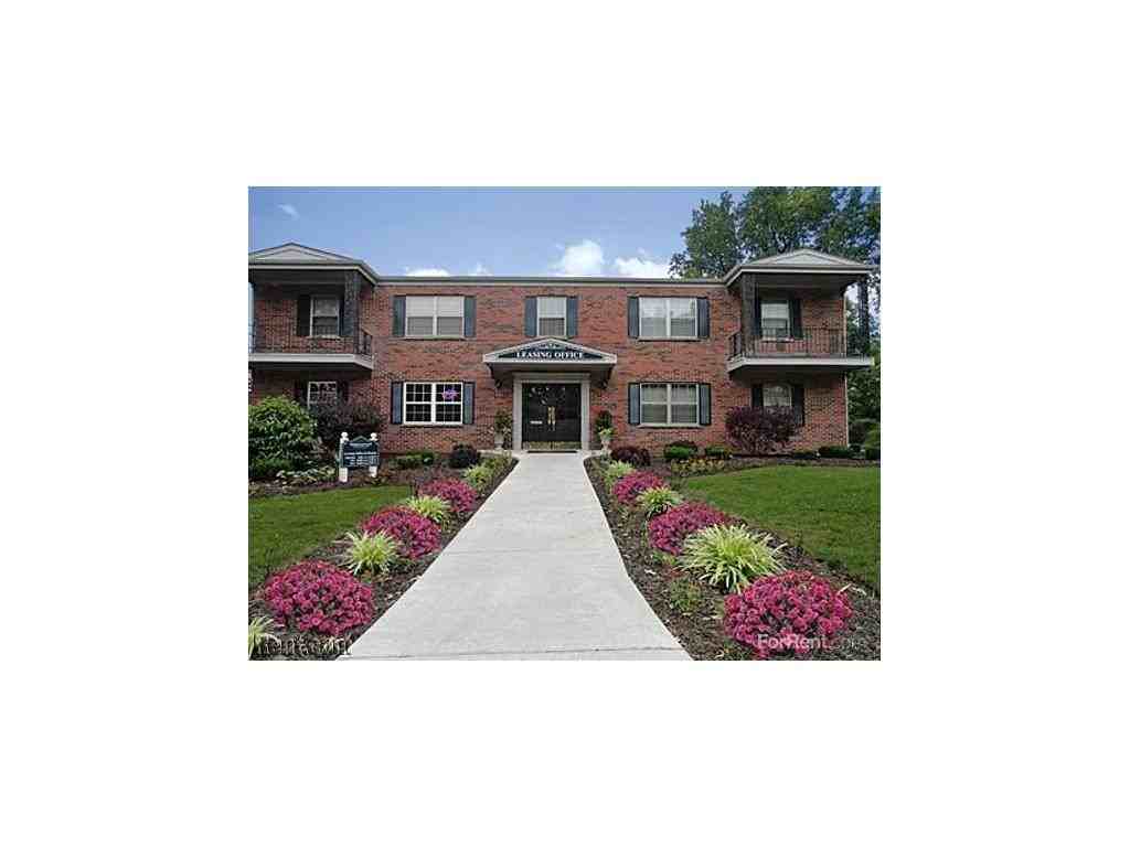 Bridgeport Crossing Apartments 4015 Brittany Cir, Bridgeton, MO 63044