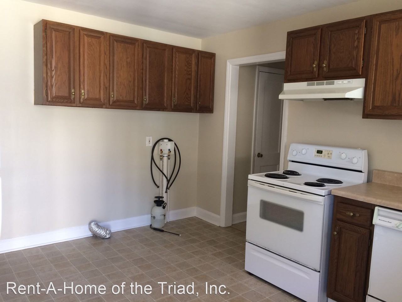 718 Warren St Apt A - Photo 3 of 7