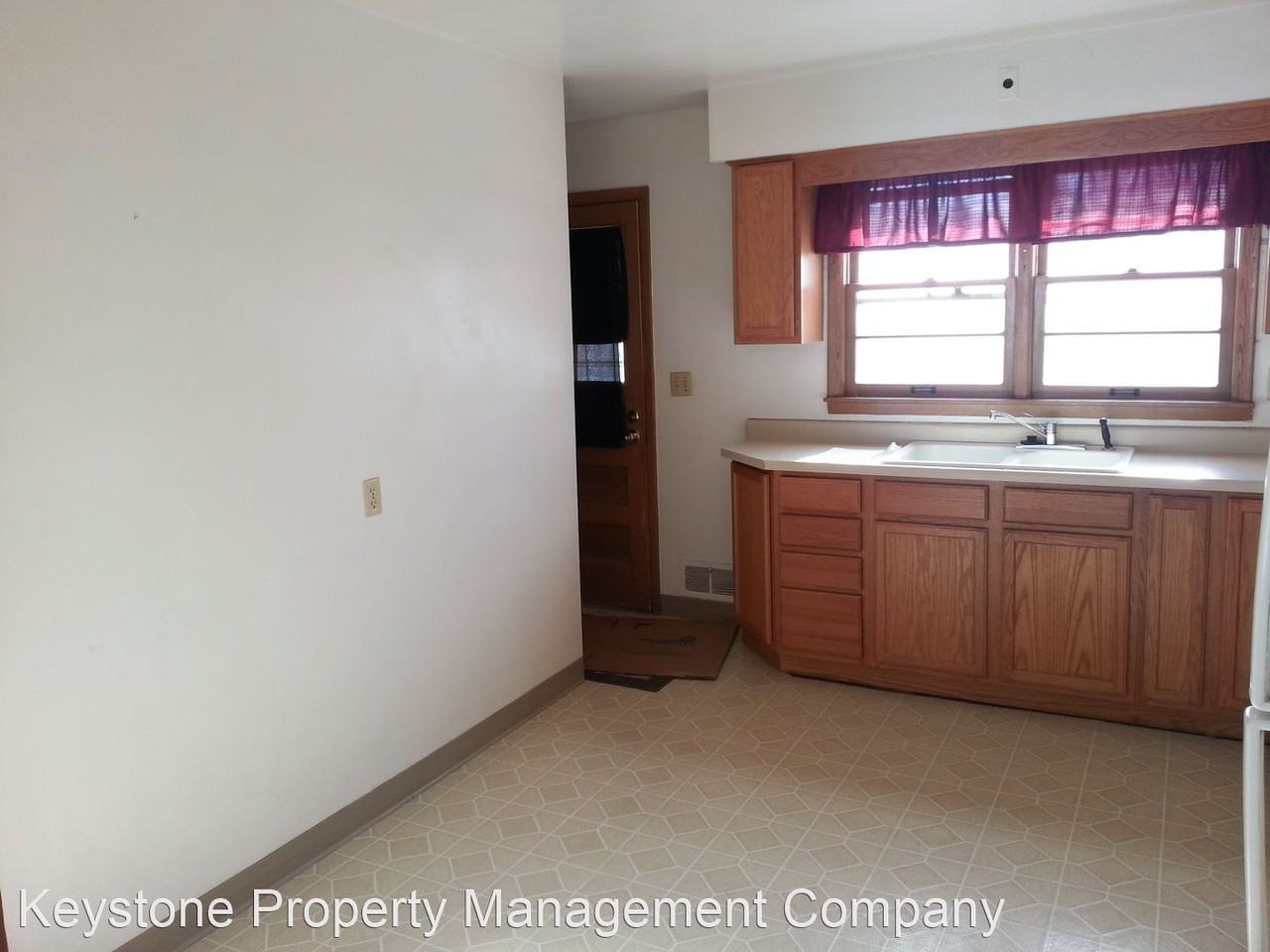 1125/1127 Tower Court - Photo 2 of 6