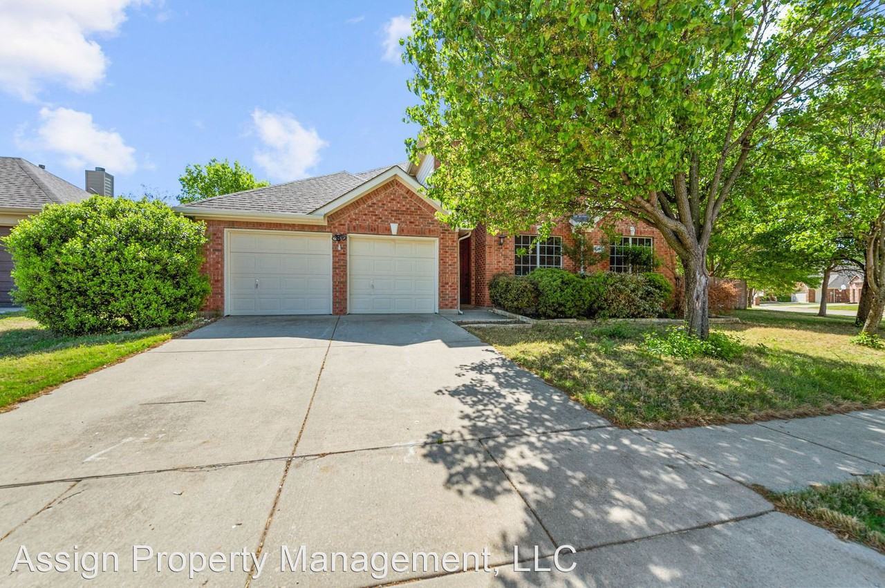 5241 Scenic Point Dr - Photo 2 of 31