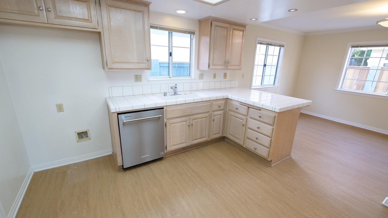 2219 Gates Ave #1 - Photo 7 of 50