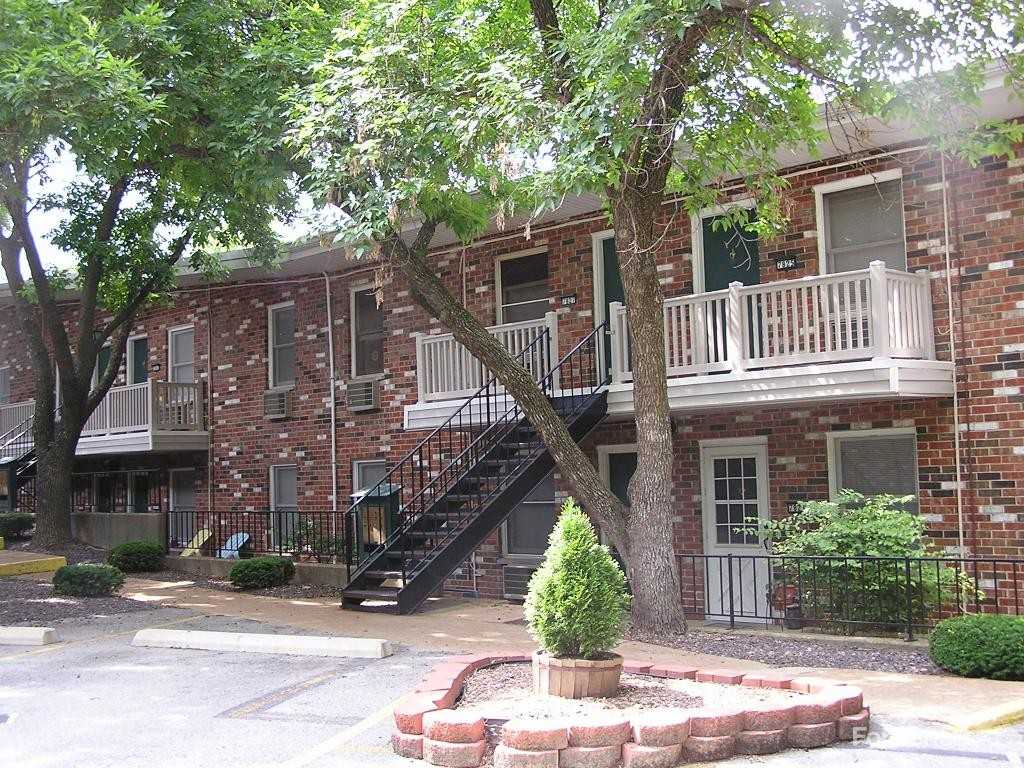 Laclede Forest Apartments - Photo 2 of 10