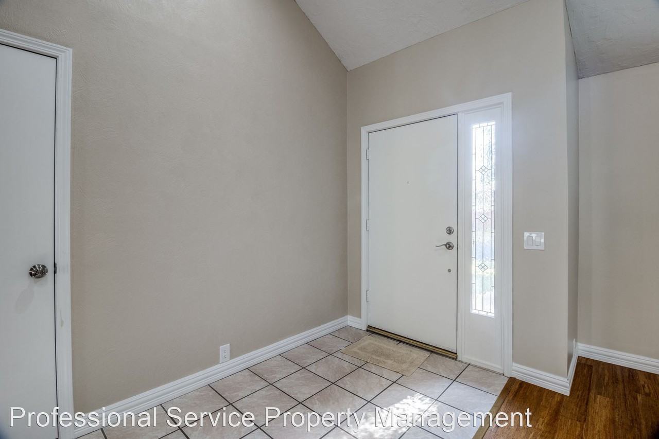 2209 Hollyhill Ln - Photo 3 of 25