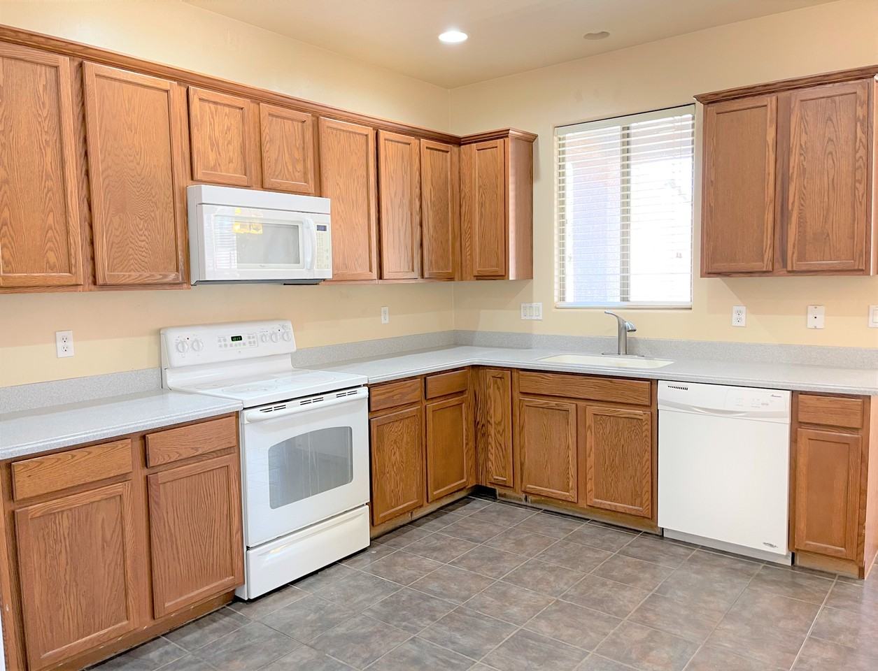 3502 W Goshen Dr - Photo 3 of 14