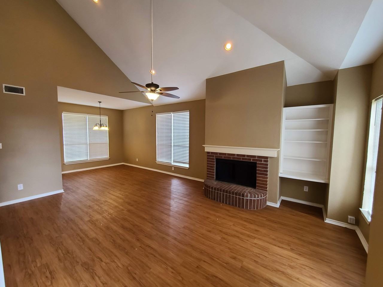 1504 Hollowbrook Ct - Photo 2 of 12