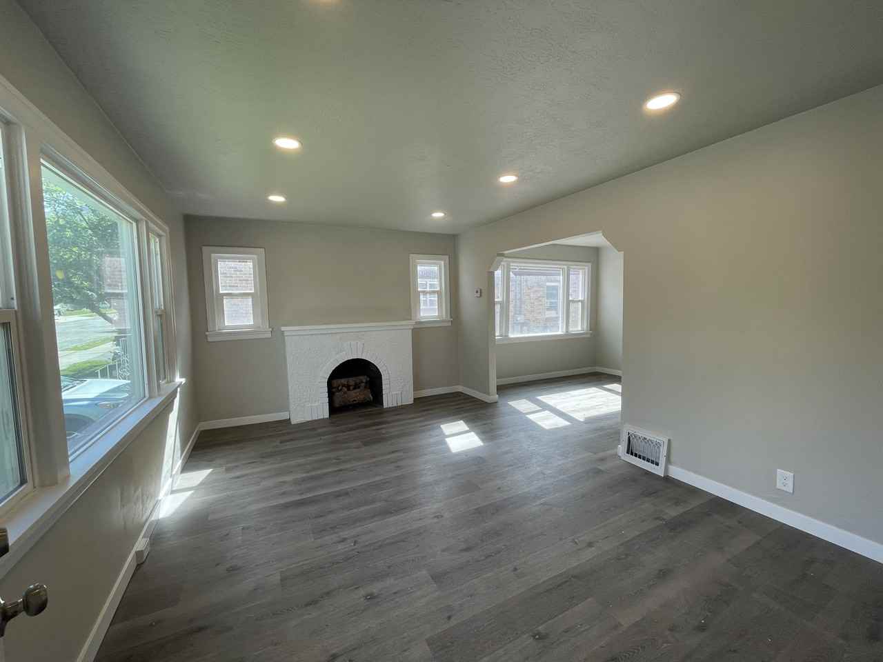 1045 Capitol St - Photo 2 of 19