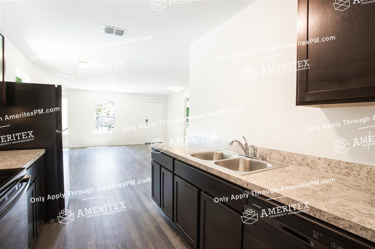 207 Robbins St - Photo 3 of 7
