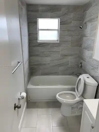 4621 Southwest 33rd Avenue - Photo 3 of 5