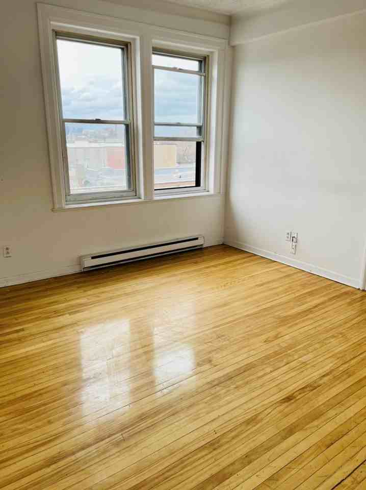 2329 Av Wilson - Photo 2 of 7