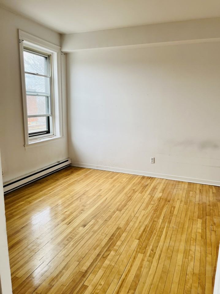 2329 Av Wilson - Photo 3 of 7
