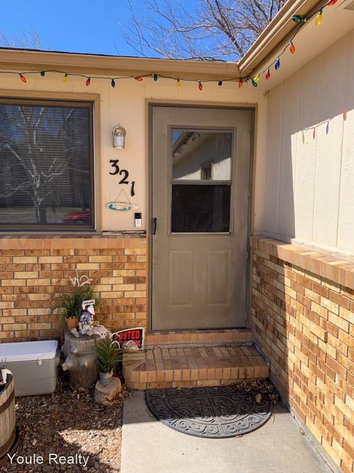 319-321 Terri Dr - Photo 3 of 43