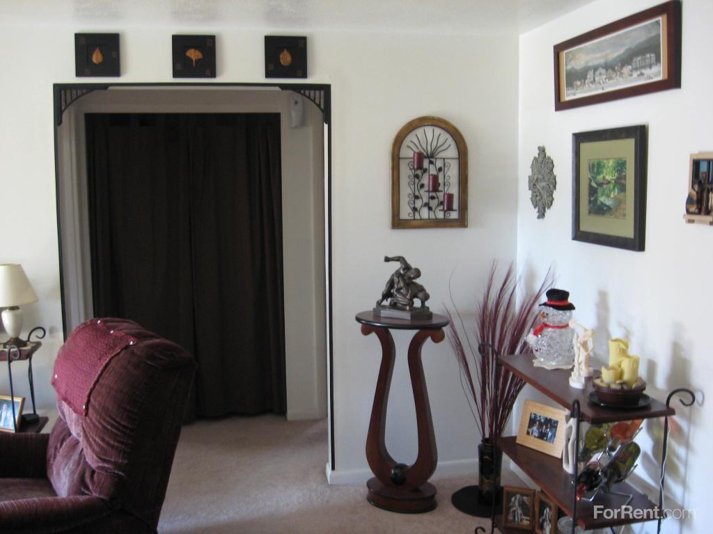 Governor Weare Apartments - Photo 3 of 10