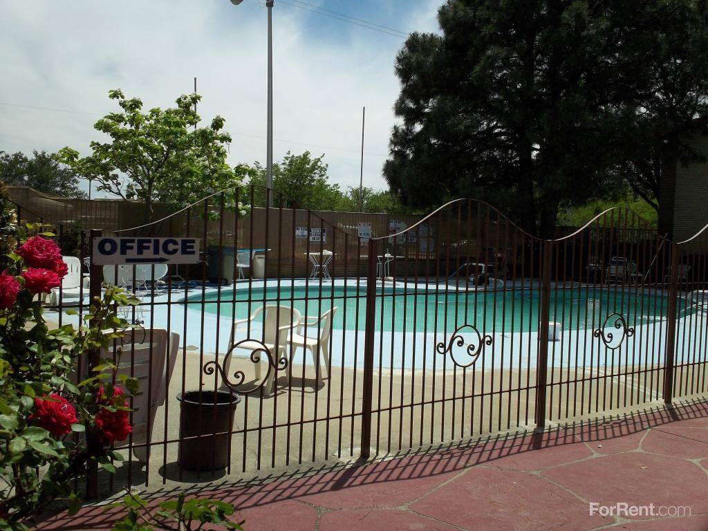 Bordermans Reef Apartments 11201 Lomas Blvd NE, Albuquerque, NM 87112