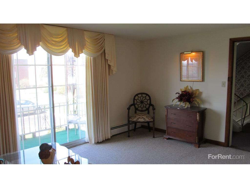 Royal York Garden and Ebenezer Brook Apartments - Photo 3 of 20