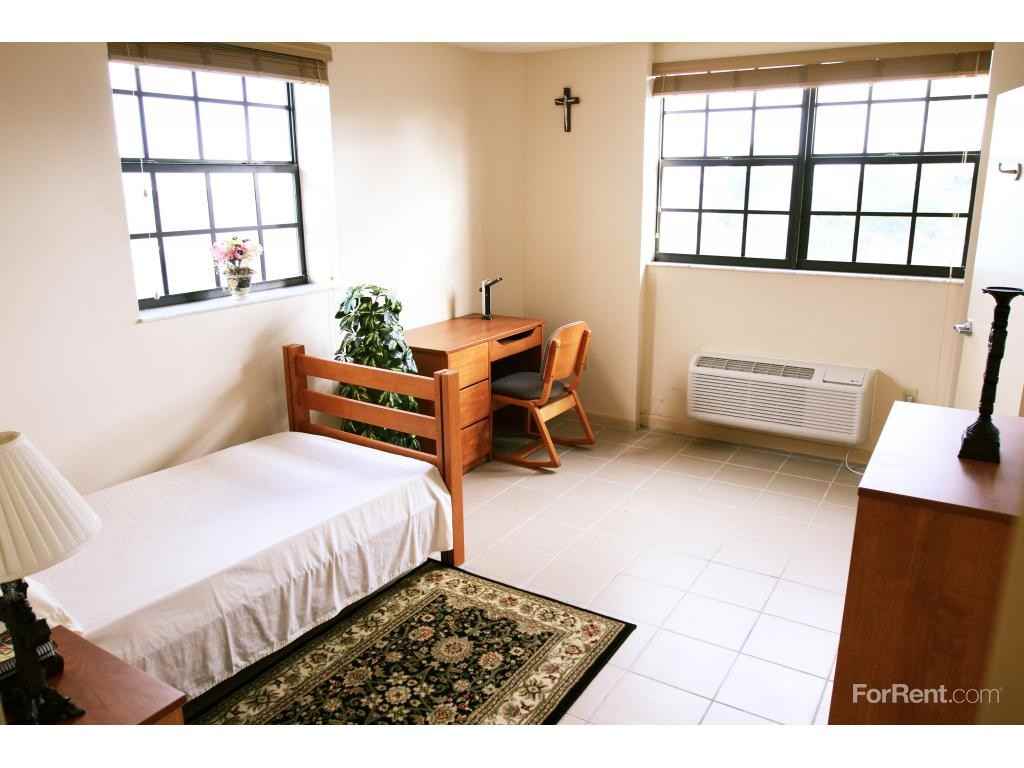 Residencia Jesus Maestro-Catholic Housing for Men - Photo 2 of 11