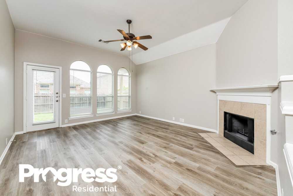 2825 Maple Creek Dr - Photo 3 of 16