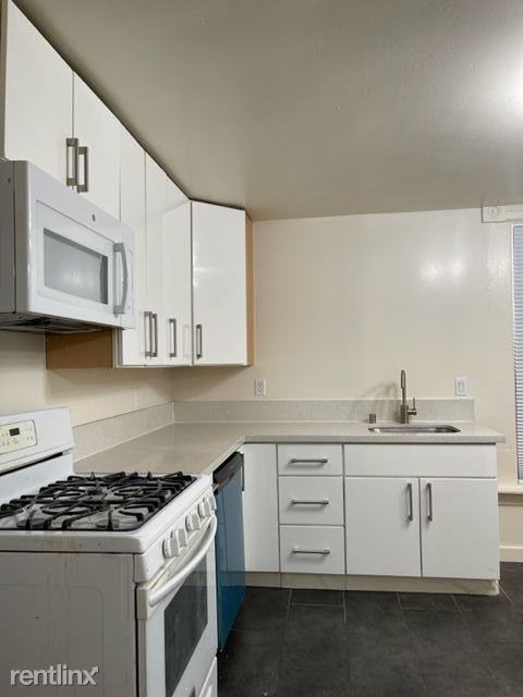 3261 Louise St - Photo 2 of 7