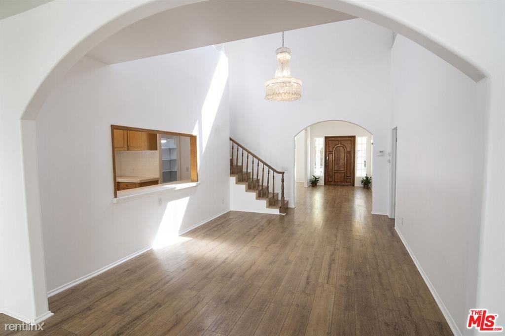 539 N Citrus Ave - Photo 2 of 10