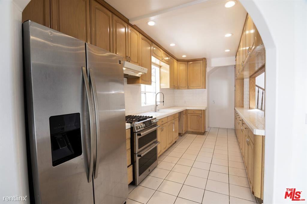 539 N Citrus Ave - Photo 3 of 10