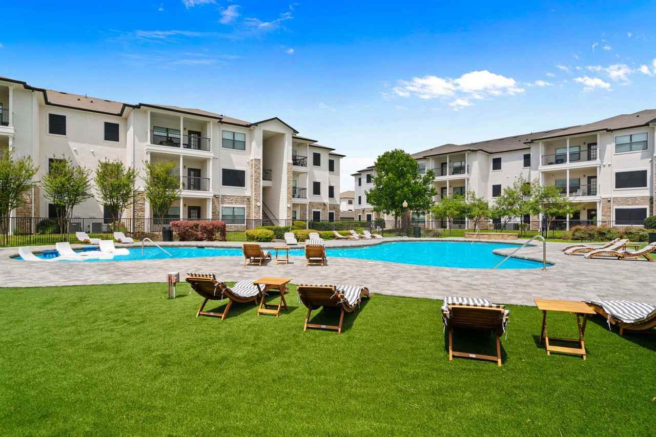 Tides on Chadwick - Photo 3 of 18