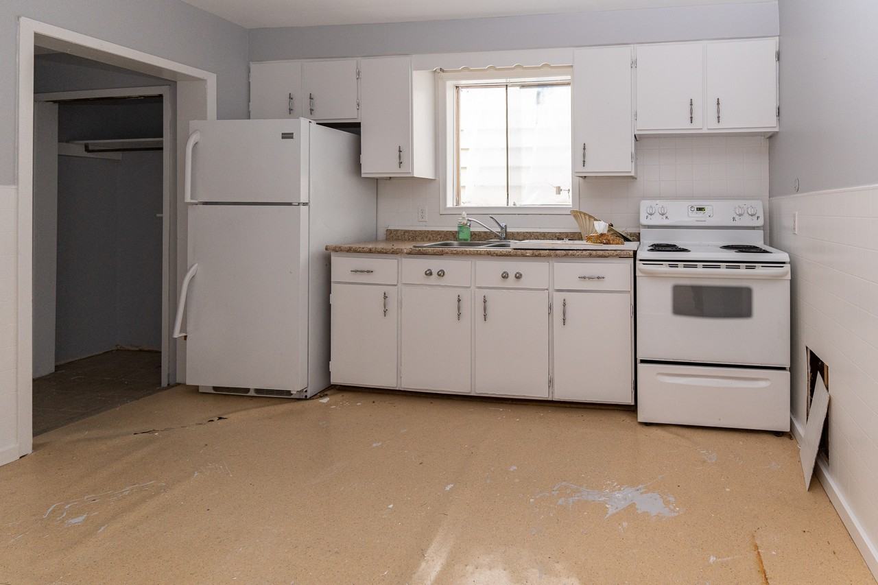 353 Alexandra St #1 - Photo 3 of 4