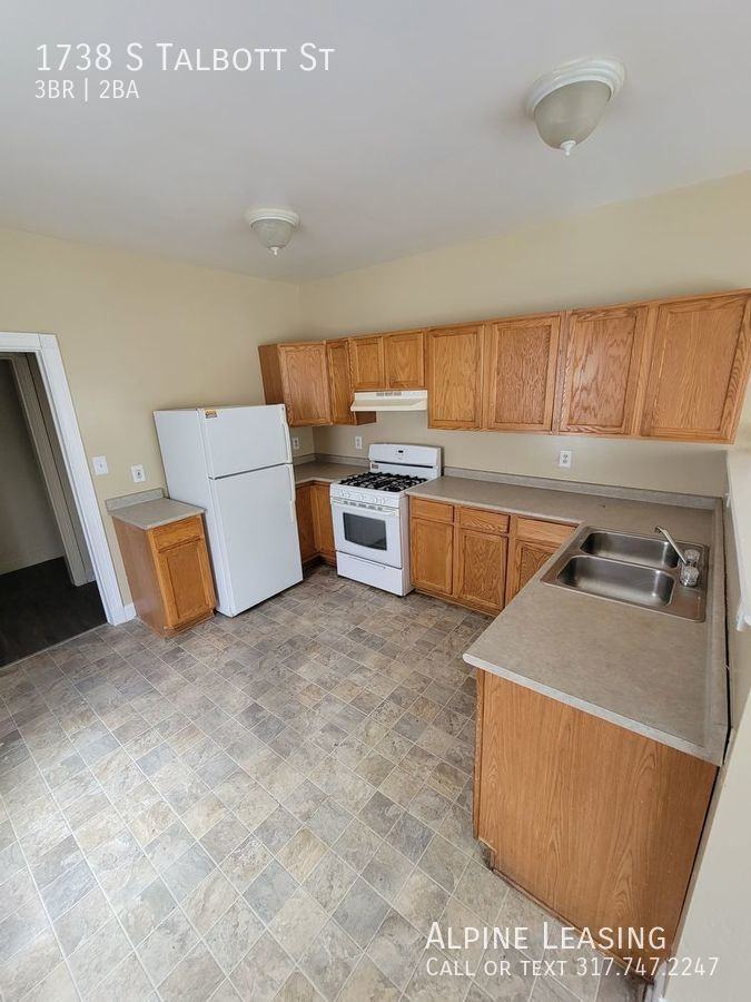 1738 S Talbott St - Photo 3 of 6