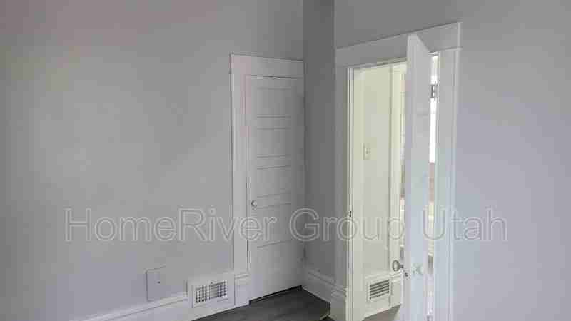 1277 E St #4 - Photo 5 of 9