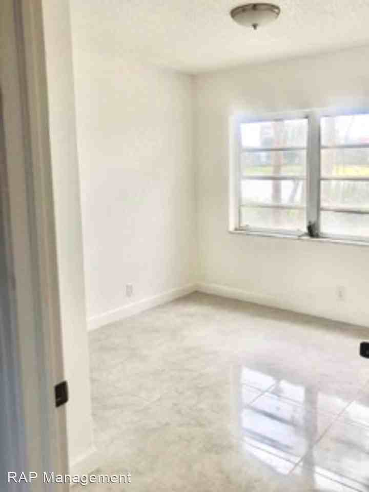 3901 NW 9 AVE - Photo 3 of 23